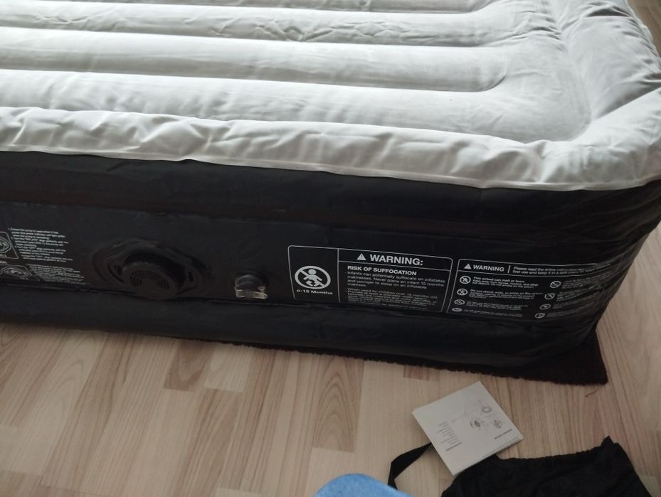 Materac dmuchany 150x200 cm z wbudowaną pompką akumulatorową