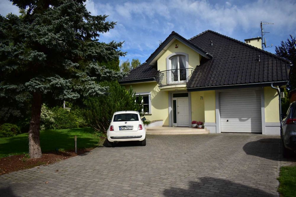 Na sprzedaż klasyczny dom z pięknym ogrodem – Pęcice (gm. Michałowice)