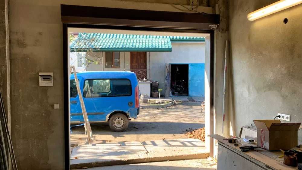 Автоматичні ролетні та секційні ворота в гараж з високою стелею