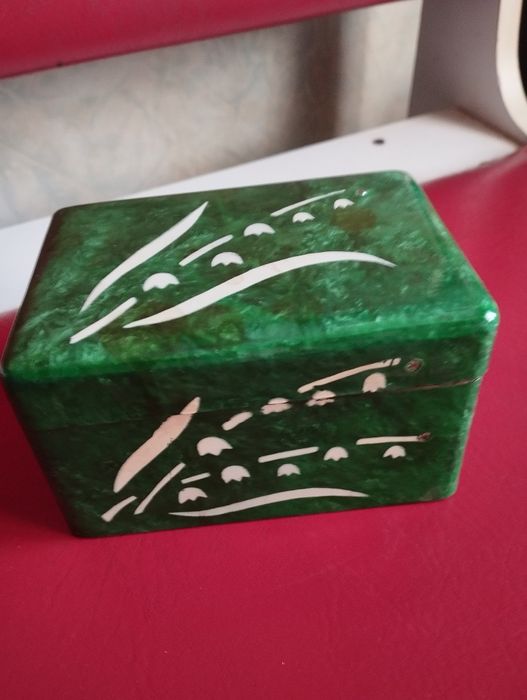 Шкатулка дерево под малахит ландыш розмер. ширина 12см высота7см.