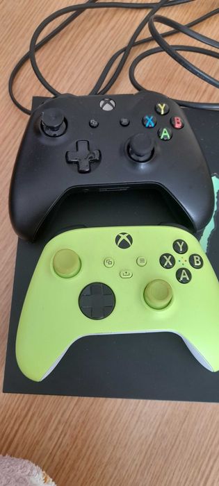 Xbox one X com 2 comandos