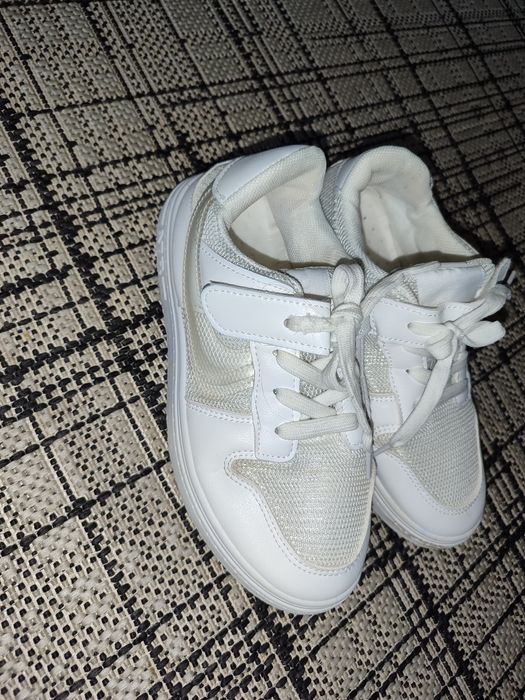 Продам для дівчинки кеди