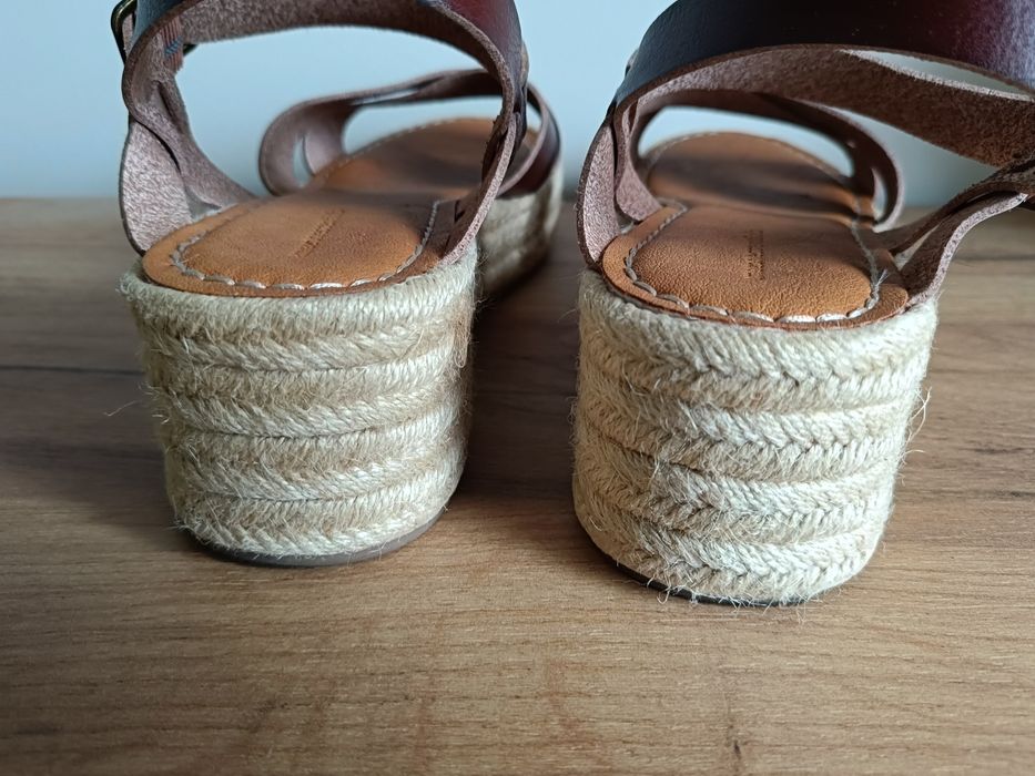 Amazon Essentials brązowe sandały na obcasie koturnie