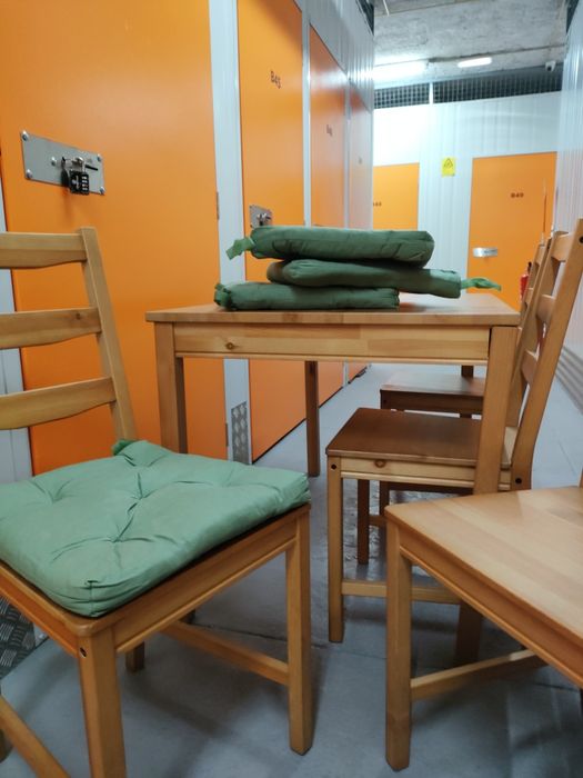 Vende-se Mesa e Cadeiras com pouco uso - Almofadas incluídas