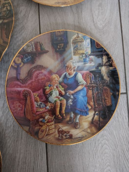 Świąteczne porcelanowe talerze na ścianę.