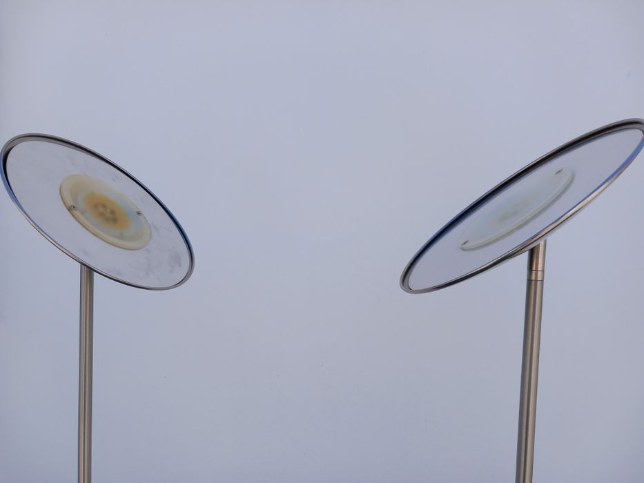 Dois candeiros de pé