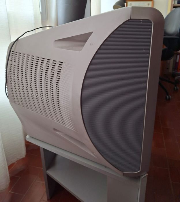 Televisão 26 polegadas  Sony KV-28LS65E com móvel