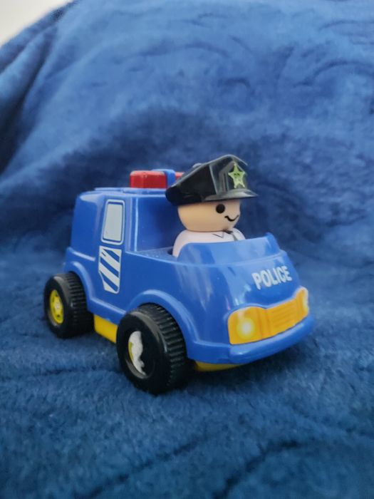 Samochodzik wydaje sygnały dźwiękowe