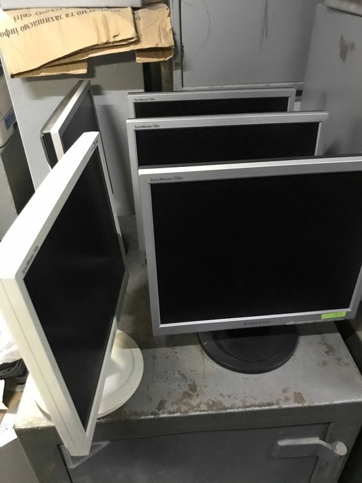 Монитор 15"  TFT