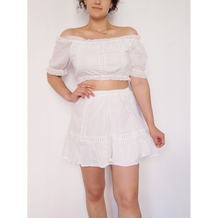 Biały modny bawełniany letni komplet top hiszpanka spódnica falbanki