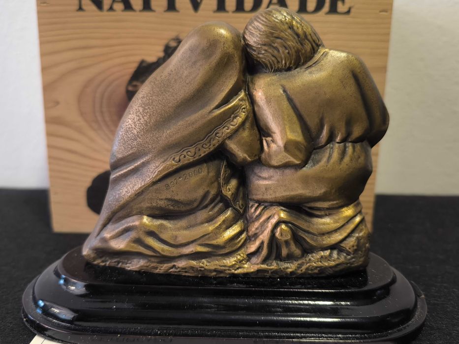 Escultura Natividade, em bronze, do escultor Jorge Coelho