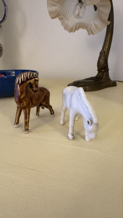 Delicado par de cavalos miniatura em porcelana chinesa