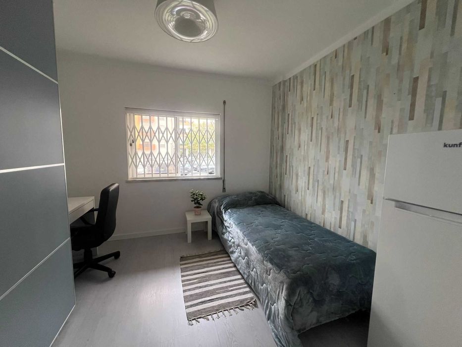 Quarto para arrendar com frigorífico e móveis novos