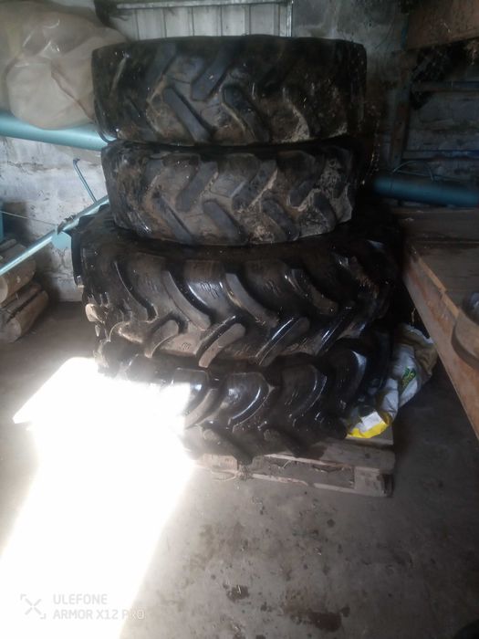 Vendo pneus e jantes 13.6 r28 e 11.2 r um20