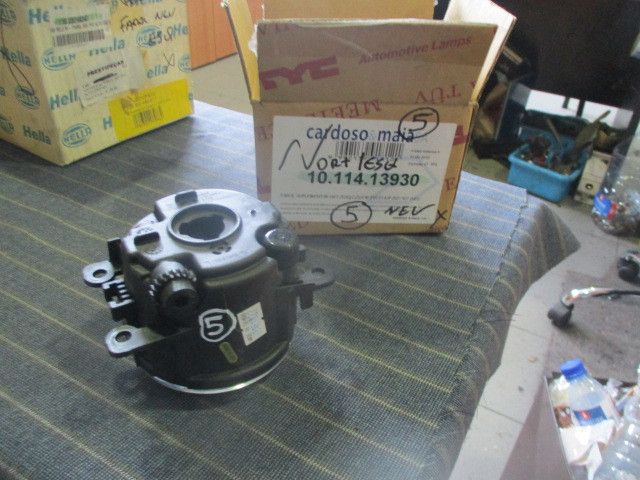 Farol nevoeiro frente esquerdo FORD Fiesta V (JH_, JD_)