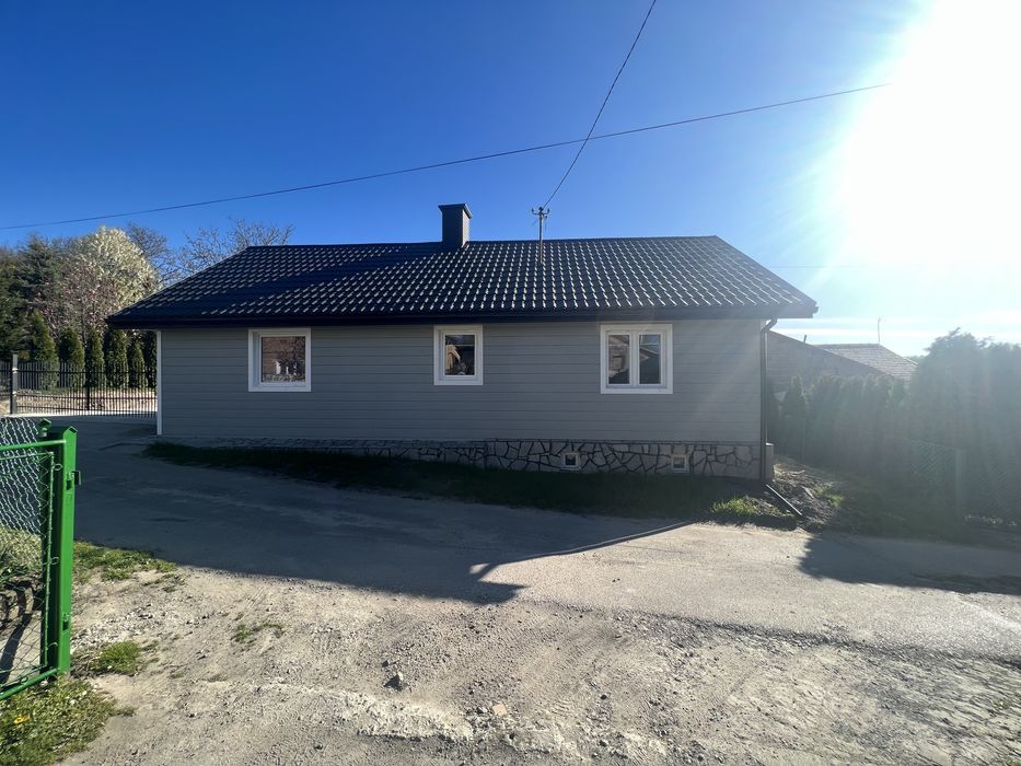 Drewniany dom wolnostojacy po remoncie gotowy do zamieszkania