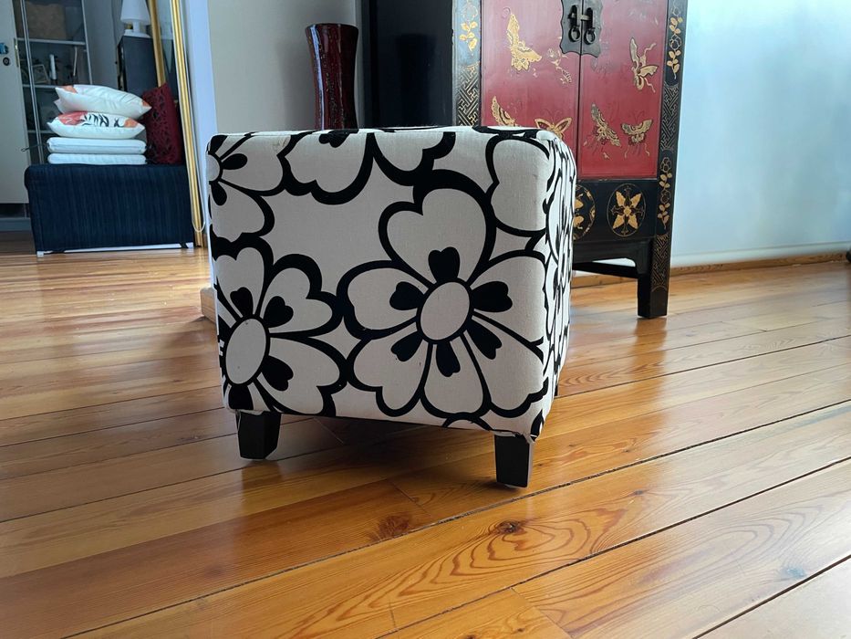 Banqueta / Puff Estofado com Pés em Madeira