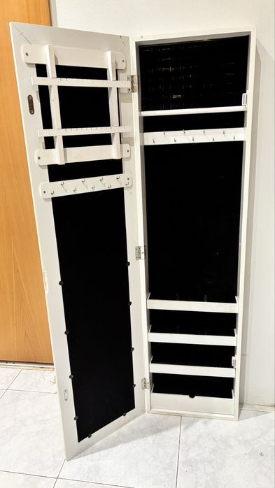 Armario guarda-joias com espelho corpo inteiro