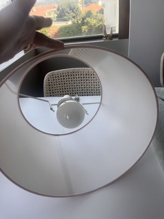 Candeeiro de teto rosa clarinho