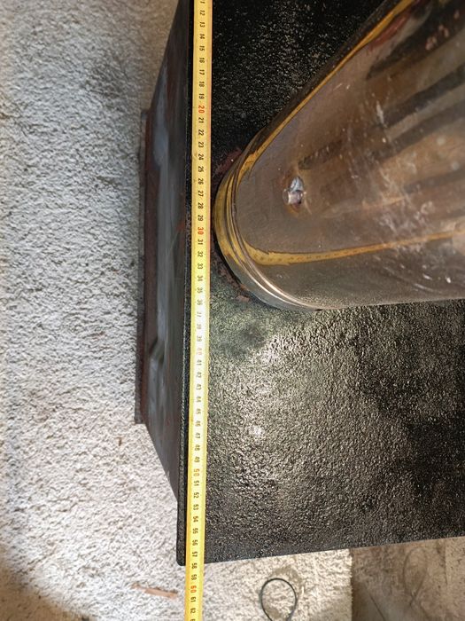 Salamandra a lenha em ferro fundido, rústica com tubos para  chaminé e