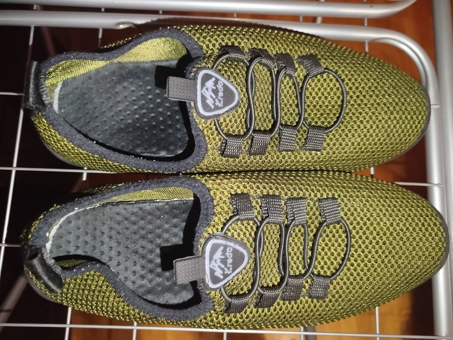 Продам літні кросівки, сітка.