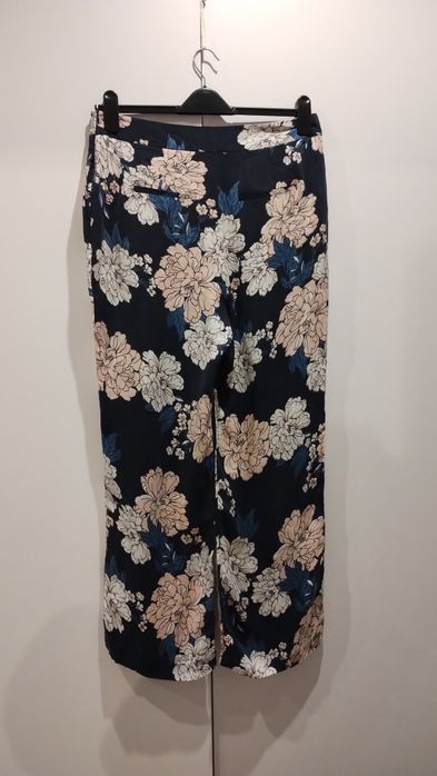 Spodnie typu palazzo z cupro marki Laura Ashley.