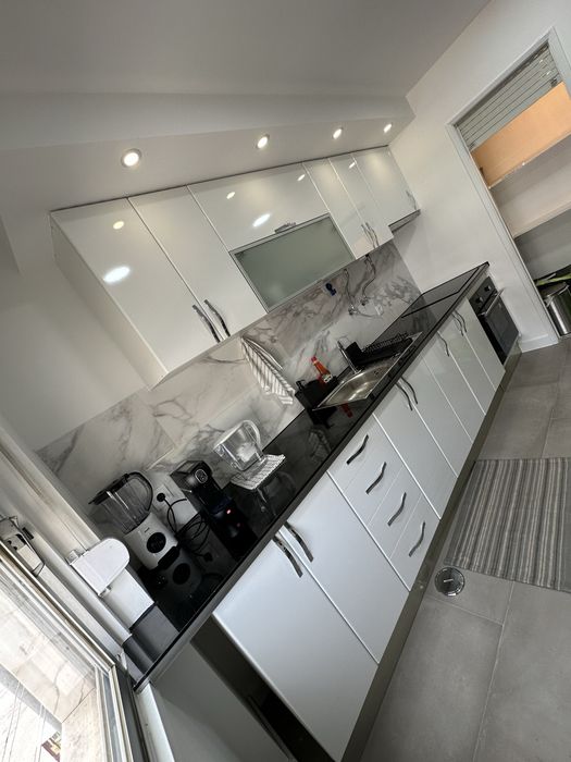 Quarto mobiliado p casal ou familiares c tv e frigorífico no quarto em São Brás Amadora
