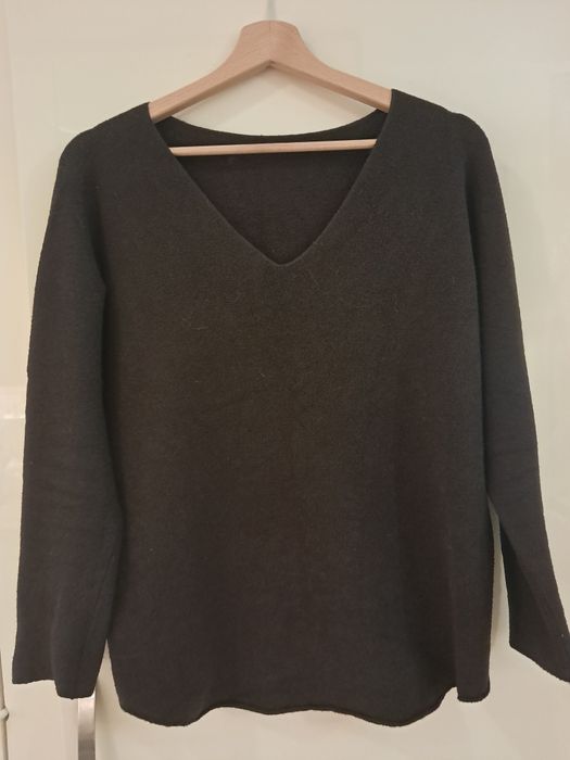 Sweter w serek czekoladowy brąz