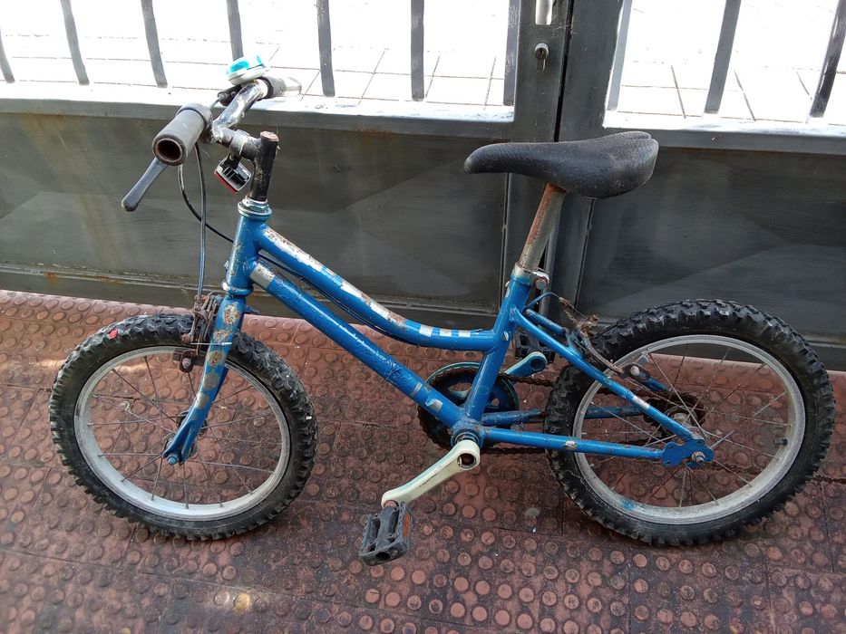 BICICLETA Criança 16" Completa. Boa.