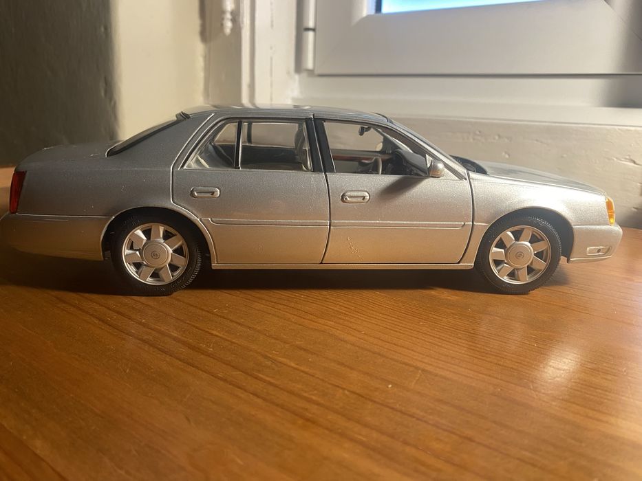 Carro miniatura Cadillac DeVille - Maisto - Escala 1/18.