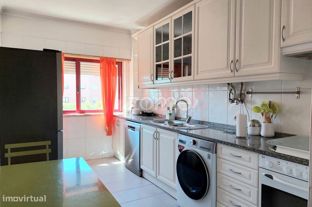Apartamento T2 com box para arrendar na Ribeirada