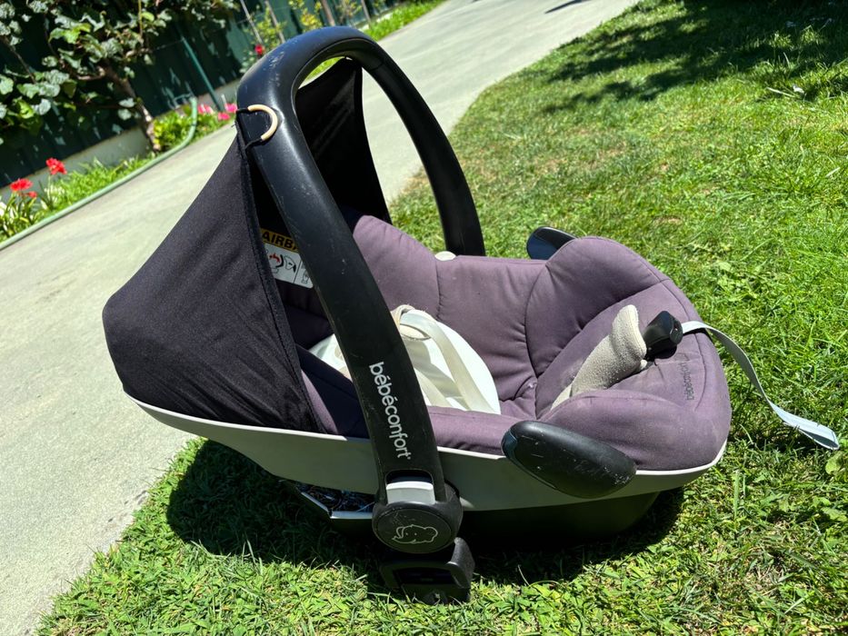 Cadeiras e ovo para carro