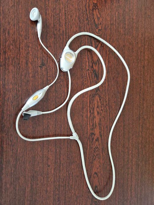 Мобільний телефон Samsung SGH-E530 на запчастини + зарядний +навушники