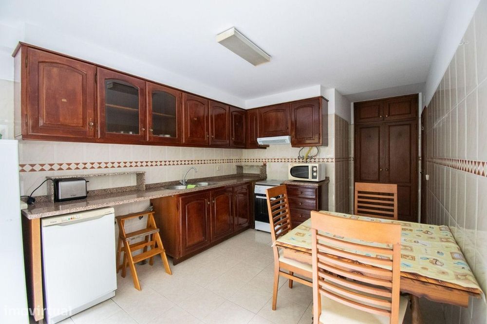 Apartamento T2, para arrendamento, na Rua Nova de São Sebastião, Oliva