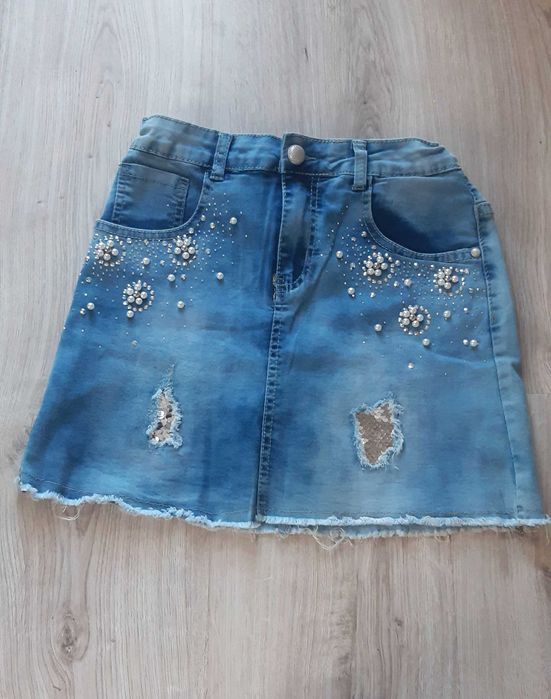 Śliczna obcisła spódnica idealna na imprezę