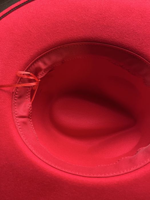 Продам червону шляпу