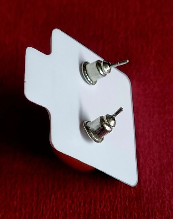Pequenos brincos dourados, em aço, em forma de gota. De pico