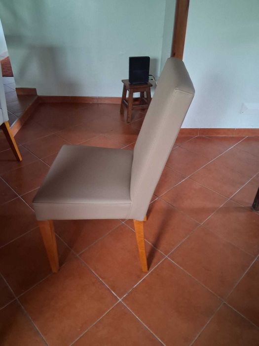 6 cadeiras recentemente alcochoadas