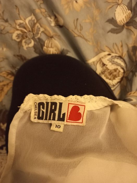 biała bluzka z falbankami