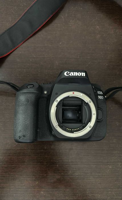 Máquina Fotográfica Reflex CANON EOS 90D + EF-S 18-135mm f/3.5-5.6