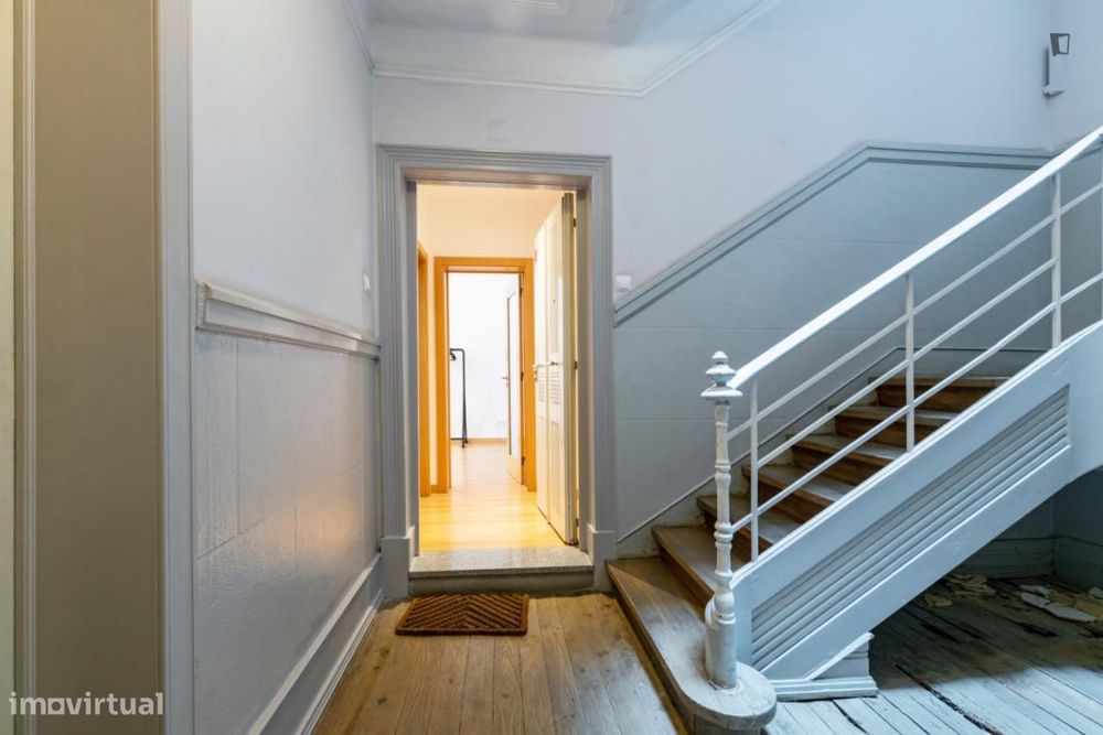 Quarto - localizado em São Sebastião Lisbon