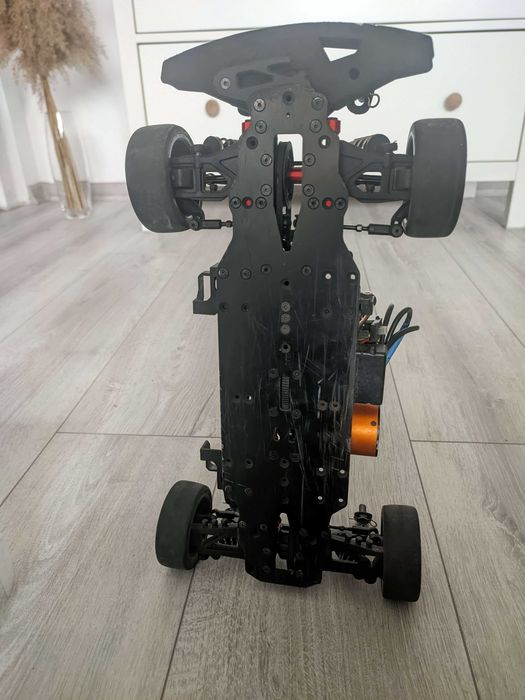 Elektryczny model RC torowy 1:10 gotowy do jazdy.