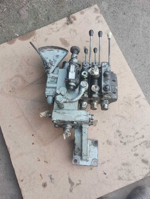 Fortschriit 323 pompa i rozdzielacz