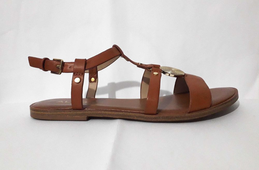Sandálias rasas em camel da Aldo T: 36 Novas