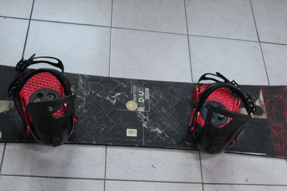Deska Snowboard BURTON RADIUS 155 W cm + Wiązania BURTON Czerwone