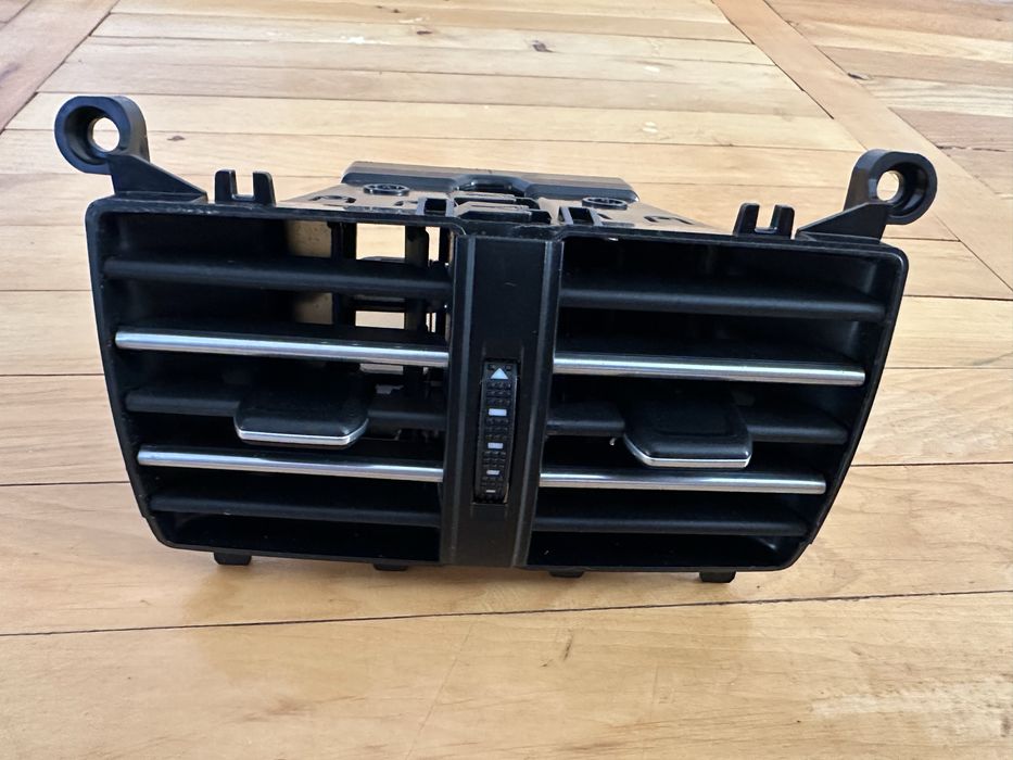 Решітка воздуховода Passat B8 (задній)