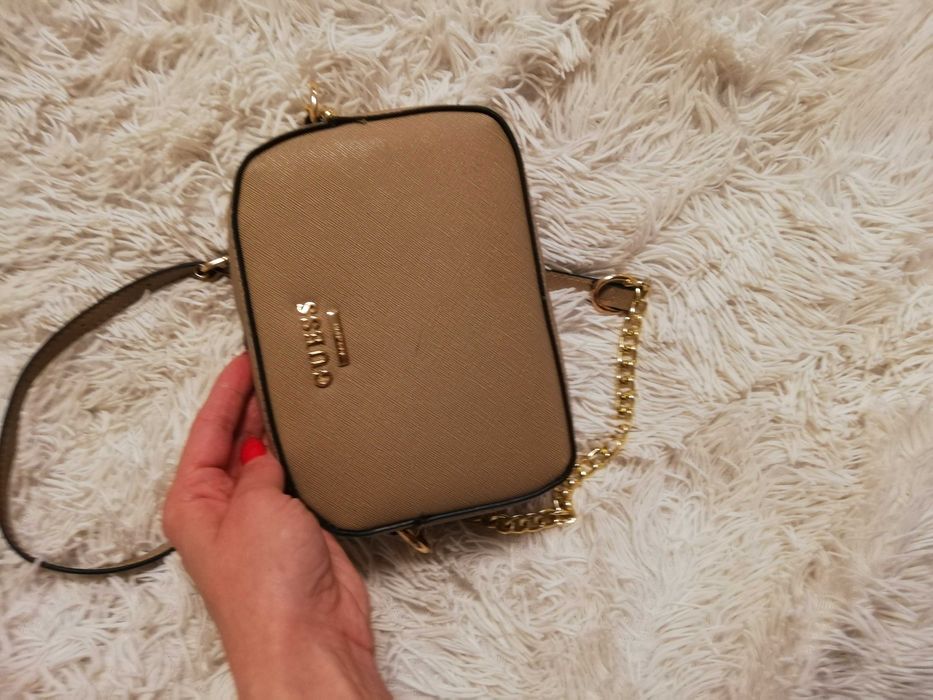 torebka Guess beżowa na łańcuszku