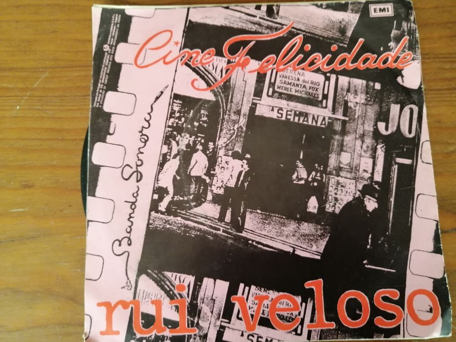 Singles  4 e  6 euros  cada