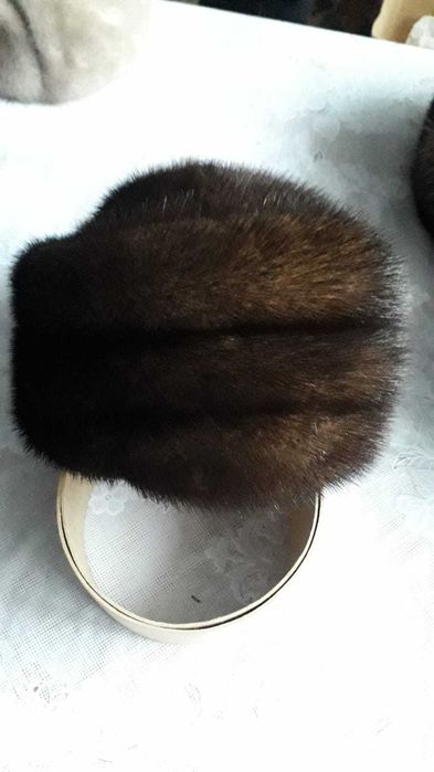 Продаються шапки норкові