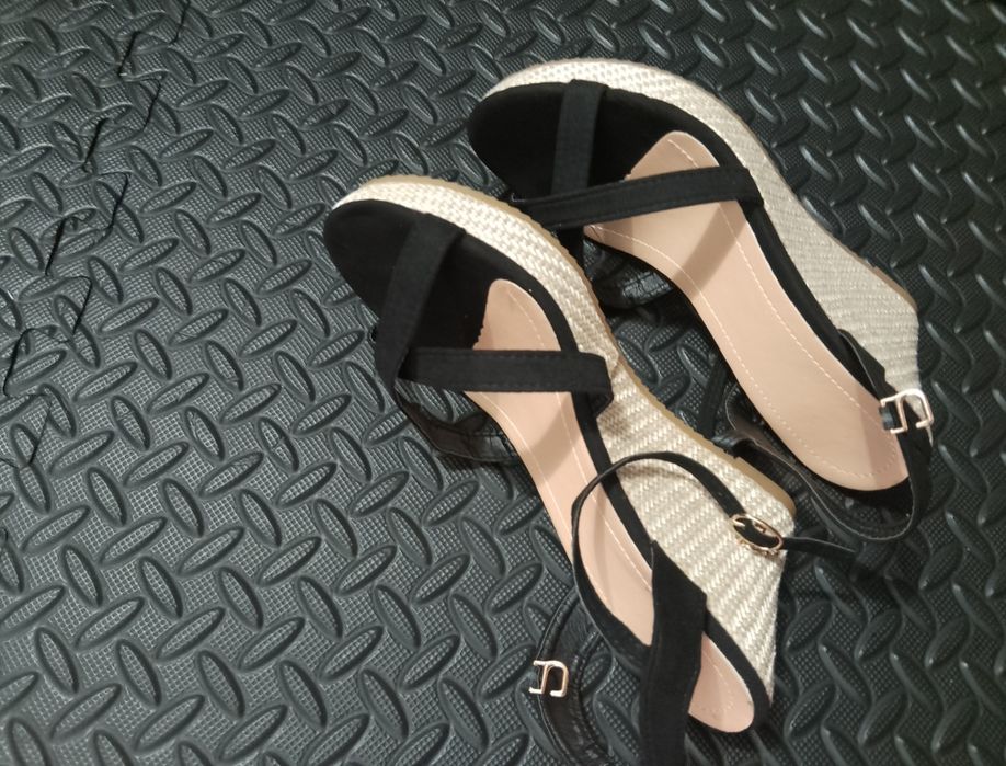 Продам обувь новую на танкетке